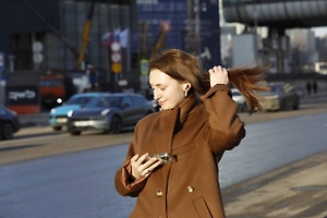 Весеннее солнце опасно для глаз даже в пасмурную погоду, предупредила врач