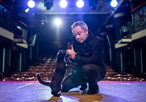 Киски из зоны риска: Театр Куклачёва вывел на сцену вывезенных из Донбасса Вижу, Холли и Глушу