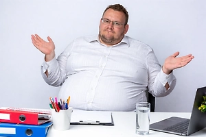 Переработки приводят к лишнему весу, предупредила врач