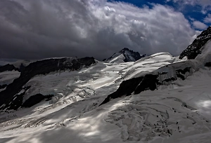 Снежная лавина насмерть придавила двух человек на севере Италии