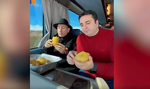 Пашинян признался в любви к картошке и смачно съел её прямо в автобусе