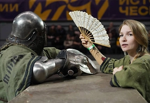 Рыцарь описал образ современной девушки, за которую можно биться на мечах