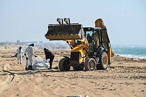 На замену загрязнённого мазутом песка на пляжах Анапы потребуется три месяца