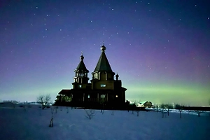 Попрощалось до осени: Яркое северное сияние окрасило небо в европейской части России