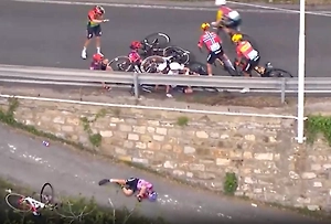 Велогонщица рухнула с высоты во время жуткого завала на заезде в Италии