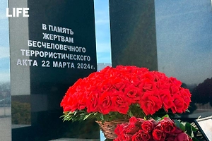 Свежие розы и гвоздики: Россияне вспоминают жертв теракта в «Крокусе»