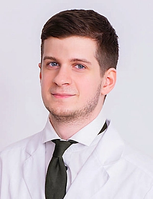 Повышенная склонность к образованию синяков может быть связана с приёмом лекарств, беременностью, хроническими заболеваниями, возрастными изменениями, патологиями соединительной ткани, дефицитом витаминов, злоупотреблением алкоголем или заболеваниями крови.