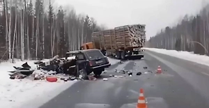 Пенсионер за рулём ВАЗа погиб в аварии с грузовиком на трассе под Иркутском