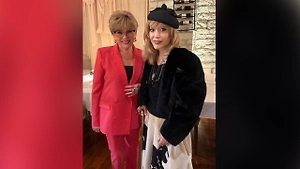 Алла Пугачёва выгуляла жакет Prada за 280 тысяч рублей