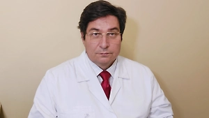 Сразу скажу для аллергиков: время защищаться от орешника уже упущено. Надо было с поздней осени или зимой идти к аллергологу, делать тесты, выявлять аллерген и подбирать аллерговакцины. У нас есть вакцины против практически всех деревьев, которые вызывают аллергию в России, и против трав тоже. Но почему-то люди упорно этого не делают, ждут, пока начнётся аллергия, и начинают глотать таблетки, чихая, кашляя, а кто-то даже задыхается. Чтобы не умирать, лечением аллергии надо заниматься вовремя — с осени.