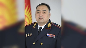 Глава МВД Киргизии Ниязбеков получил штраф за курение во время молитвы