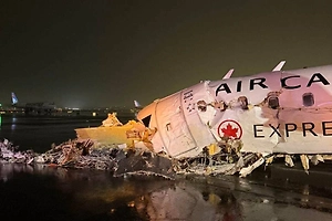 Появилось видео столкновения самолёта с пожарной машиной в аэропорту Нью-Йорка