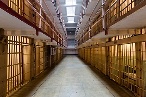 Книга, письмо, открытка — и смерть: как наркотики начали прятать прямо в бумаге