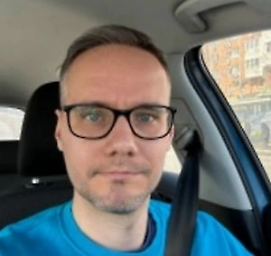 По закону ущерб компенсирует тот, кто непосредственно повредил имущество — разбил тарелки, сломал мебель или нанёс иной вред заведению. Как правило, вопрос решается в гражданском порядке: фиксируются повреждения, рассчитывается их стоимость и виновному направляется претензия. Если он отказывается платить добровольно, дело передаётся в суд.