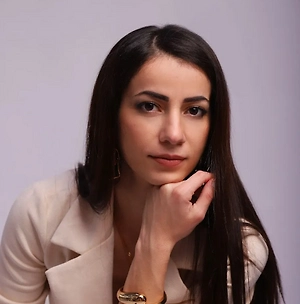 Если девушка просит моего совета в выборе, я задаю три вопроса: есть ли дома новорождённый ребёнок? Тогда острые края и длинные ногти лучше не делать из-за риска травмировать карапуза. Как часто работаете руками и с чем именно? Агрессивная бытовая химия и растворители быстрее дают отслойки, а грубая механическая работа грозит сломанными ногтями. Есть ли на работе требования к ногтям? В медицине и во время учёбы в медвузе всегда просят короткую длину и покрытие под натуральный ноготь, чтобы не было претензий от руководителя или преподавателей.