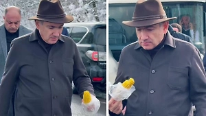 Пашинян осваивает профессию фудблогера: После пирожков он перекусил кукурузой на камеру