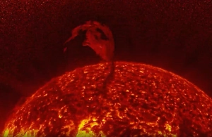 Гигантский протуберанец на Солнце высотой 1 млн км напугал учёных