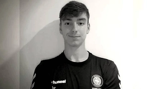 17-летний футболист умер после остановки сердца. Теперь его семья требует изменить правила