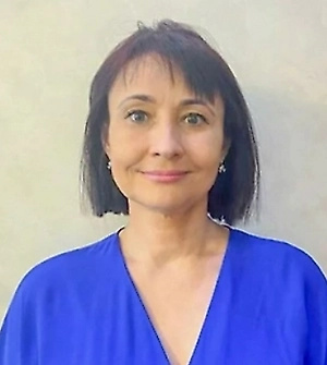 У кого-то мастодиния проходит с возрастом: после 35–40 лет чувствительность груди к циклическим изменениям часто снижается. Однако есть ситуации, когда изменение чувствительности груди требует обследования.  Обратить внимание стоит, если мастодиния возникла внезапно или характер ощущений резко изменился. Если такое происходит к тому же на фоне нерегулярных месячных, это может указывать на гормональный дисбаланс, снижение функции яичников или приближение менопаузы. Также насторожить должны односторонняя боль, появление уплотнений, выделений из сосков, изменение формы груди, образования на коже — все эти признаки не связаны с циклом и требуют осмотра гинеколога или онколога.