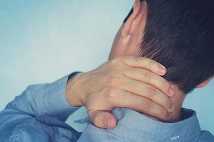 Поза «телефон-ноутбук»: Массажист назвал офисным сотрудникам 5 лучших способов снять боль в шее и спине