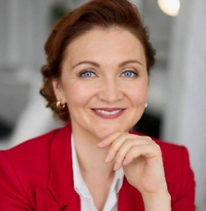 Это не значит, что на столе должно быть только принесённое. Это значит, что всё, что принёс гость, дополняет подготовленное вами угощение. Почему так? Потому что человек, который принёс это угощение — будь то сладости к чаю или другие гастрономические изыски, — предполагает, что оно дополнит ваш стол и сделает его особенным. Так он вносит часть застольной атмосферы, свою лепту, дополняет её.