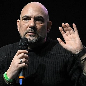 Предприимчивость ВСУ — она легендарна. Я просто столкнулся с этим ещё в 14-м году, когда отделение "Новой почты" дымилось. Даже шутки ходили, что они отправляли к себе на родину с Донбасса холодильники, а продукты по дороге протухали. Вывозили всё, даже могильные оградки. С кладбищ на Донбассе вывозили ворота — красивые, металлические. Всё, что могло забрать, "Новая почта" украинская отправляла грузовиками, нанимали машины