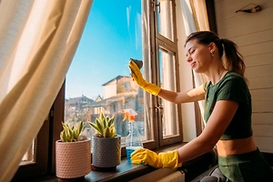 Чем мыть окна весной 2026: без разводов и идеально чисто
