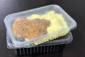 В Красноярске двое мужчин украли более 250 кг пюрешек с котлетками со склада