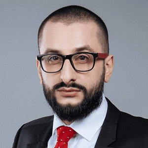 Порог применения космического оружия критически низок, поскольку уничтожение спутников не влечёт немедленных биологических жертв, и это создаёт у политических элит иллюзию «бескровной» эскалации, провоцируя на превентивные удары для получения тактического преимущества.