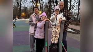 Актёр Виторган опубликовал редкую фотографию с женой и дочерьми