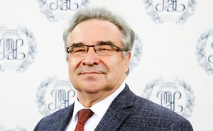 Что касается Харьковского направления — здесь явно есть заметные успехи у нашей армии. Мы успешно ведём боевые действия, а это значит, что противник, находясь под воздействием наших победных наступлений, терпит поражения и испытывает дефицит по всем фронтам.