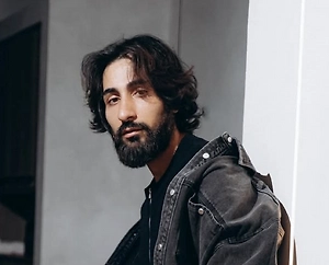 Там я его подснял и немного в шоке был, насколько сильно он похож, когда стоял рядом с портретами Николая. Тут-то и родился рилс — я понял, что это надо показать народу