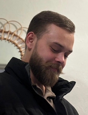 Первый раз об этом сказала бабушка жены, до этого момента не замечал, но тогда я уже был с бородой. Потом было ещё пару раз от разных людей