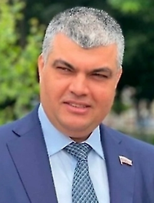 Речь идёт о праве требовать снижения размера платы за содержание общего имущества, если услуги оказываются или работы выполняются с нарушением установленных требований. Это вытекает из самого существа договорных отношений между жильцами и управляющей компанией, которая обязана соблюдать стандарты и правила, утвержденные на федеральном и региональном уровнях.