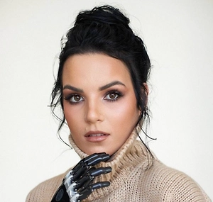 С преследованиями, со сталкерством — постоянная история. Причём не только мужчины, но и женщины тоже следят. Те, кто живёт парами: муж, жена или просто партнёры. Человек ведь знает, где ты находишься, где ты работаешь, как примерно перемещаешься. Это очень часто было и в моей истории. Я забирала детей из детского сада, а мой бывший муж меня преследовал — просто запихивал в машину, и всё. И дальше ты ничего не можешь с этим сделать.