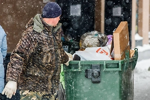 Россиян предупредили о штрафах за выброс батареек и ламп в обычные баки во дворе