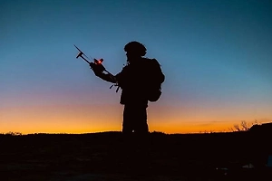 Военный эксперт разоблачил планы США поставить Украине дроны с электромагнитной пушкой