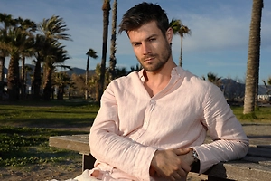 Влюбилась в нейросеть: Мошенники научились создавать «мужчин мечты» за минуту