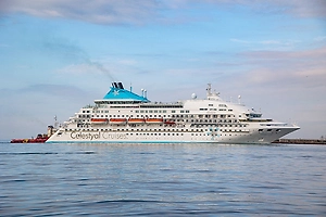 Появилось видео с застрявшего в Катаре круизного лайнера, откуда хотят выгнать 200 россиян