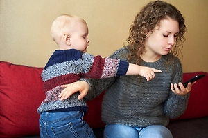 Суд обязал вернуть матери деньги за iPhone, случайно купленный её трёхлетним сыном