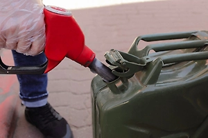 В Петербурге запретили продавать топливо подросткам из-за серии поджогов