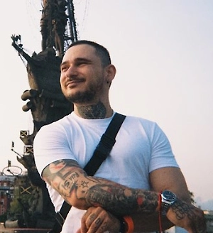 Я стал больше уделять времени блогу, правильно его вести, развиваться и учиться. Благодаря Аллочке я самостоятельно научился монтировать видео. Несмотря на то что я слабовидящий, все свои видео я делаю полностью сам.