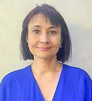 Основная проблема заключается в том, что прокладка создаёт «эффект парника». Даже если она тонкая, между бельём и кожей формируется тёплая и влажная среда. Это может нарушить естественный баланс микрофлоры влагалища, поскольку в норме слизистая оболочка должна дышать, а выделения — свободно испаряться или впитываться натуральной тканью белья.