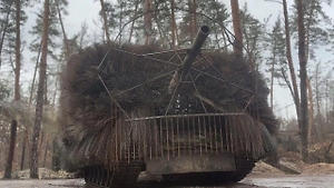 Российский танк оснастили «зонтиком» для защиты от дронов в зоне СВО