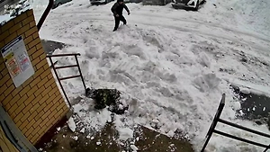 Жительница Чувашии рассмеялась после того, как на неё упал снег с крыши