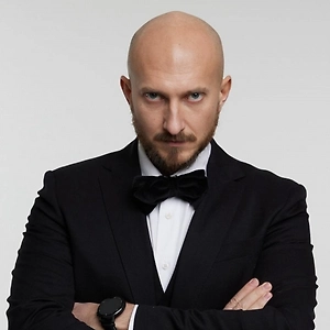 Такой мощный инструмент не мог остаться без внимания злоумышленников. Они активно используют ИИ для обмана.