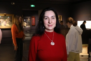 Таким образом, дамы покупали таких кукол для себя, чтобы следить за модой. Покупали и для девочек-подростков, чтобы научить их ухаживать за собой, следить за модой. Потому что куклы были всегда дорогими. С самого начала своего появления, практически до начала XX века, фарфоровая кукла была дорогой. И с ней нужно было обращаться очень бережно.