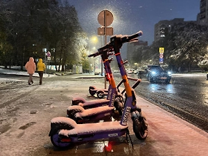 Путин поручил ограничить передвижение электросамокатов по тротуарам