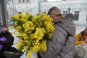 Половина россиянок 8 Марта занимается уборкой, а каждая десятая — работает