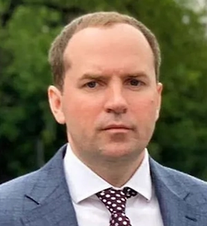 Если человек реально не может вернуться — например, отменены рейсы, закрыто воздушное сообщение, нет возможности выехать из страны — это уже не прогул, а обстоятельства, которые от сотрудника не зависят.